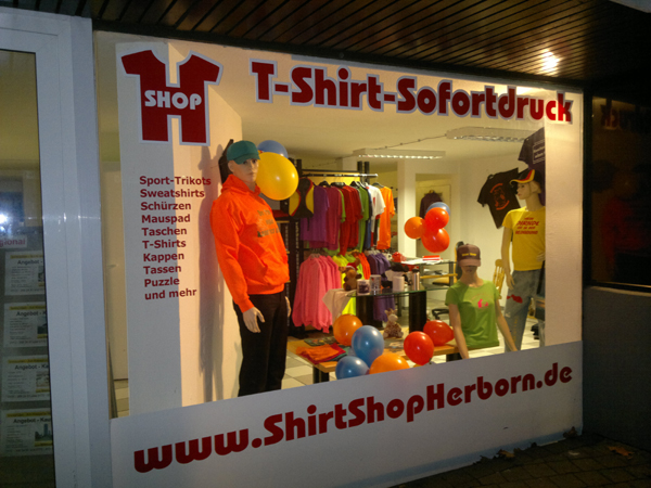 Schaufenster des Shirt Shops in Herborn